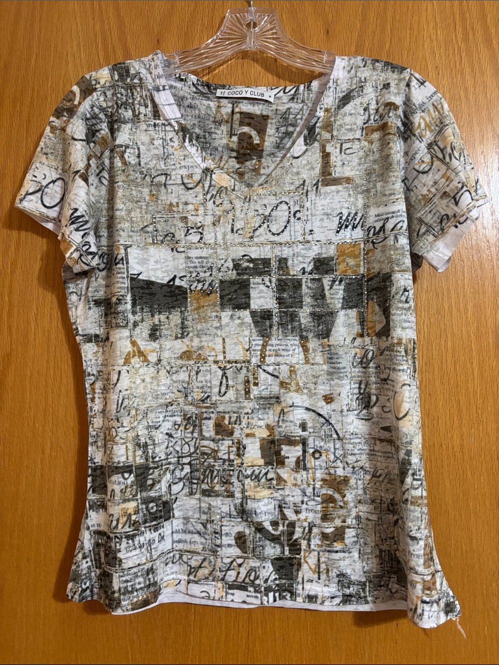Coco Y Club Women's V-Neck Short Sleeve Top in White, Gold, and Gray